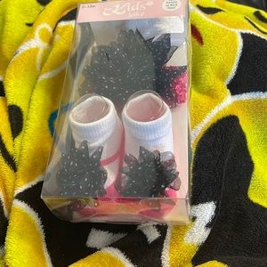 For kids sake head band and socks size 0-12 months